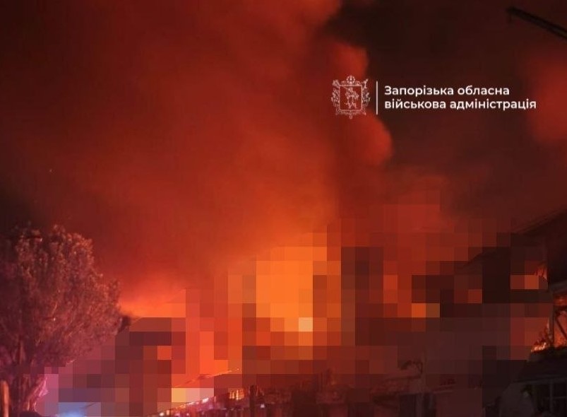 РФ атакувала ТЦ у Запоріжжі: виникла масштабна пожежа, є постраждалі РФ атакувала ТЦ у Запоріжжі: виникла масштабна пожежа, є постраждалі